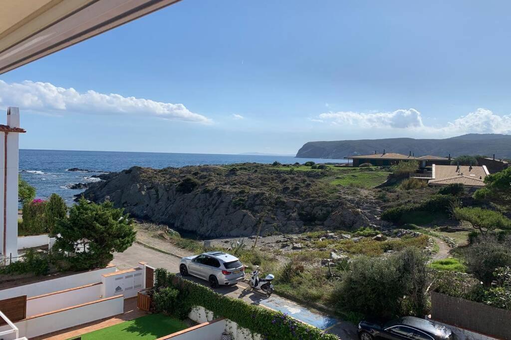 Beachfront Duplex With Terrace And Sea Views - Cadaques Bagian luar foto