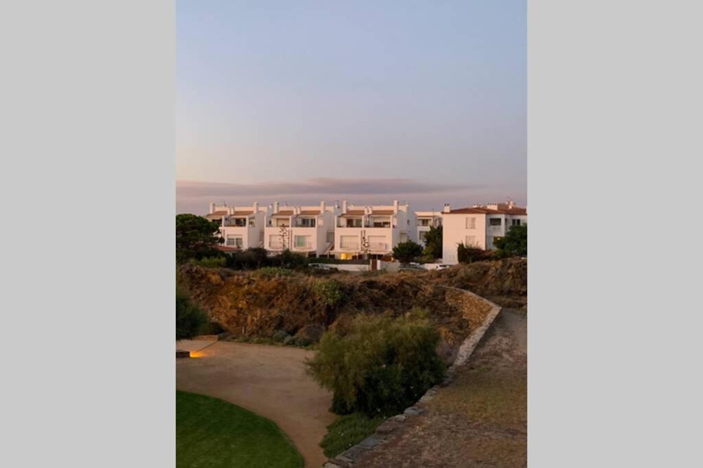 Beachfront Duplex With Terrace And Sea Views - Cadaques Bagian luar foto
