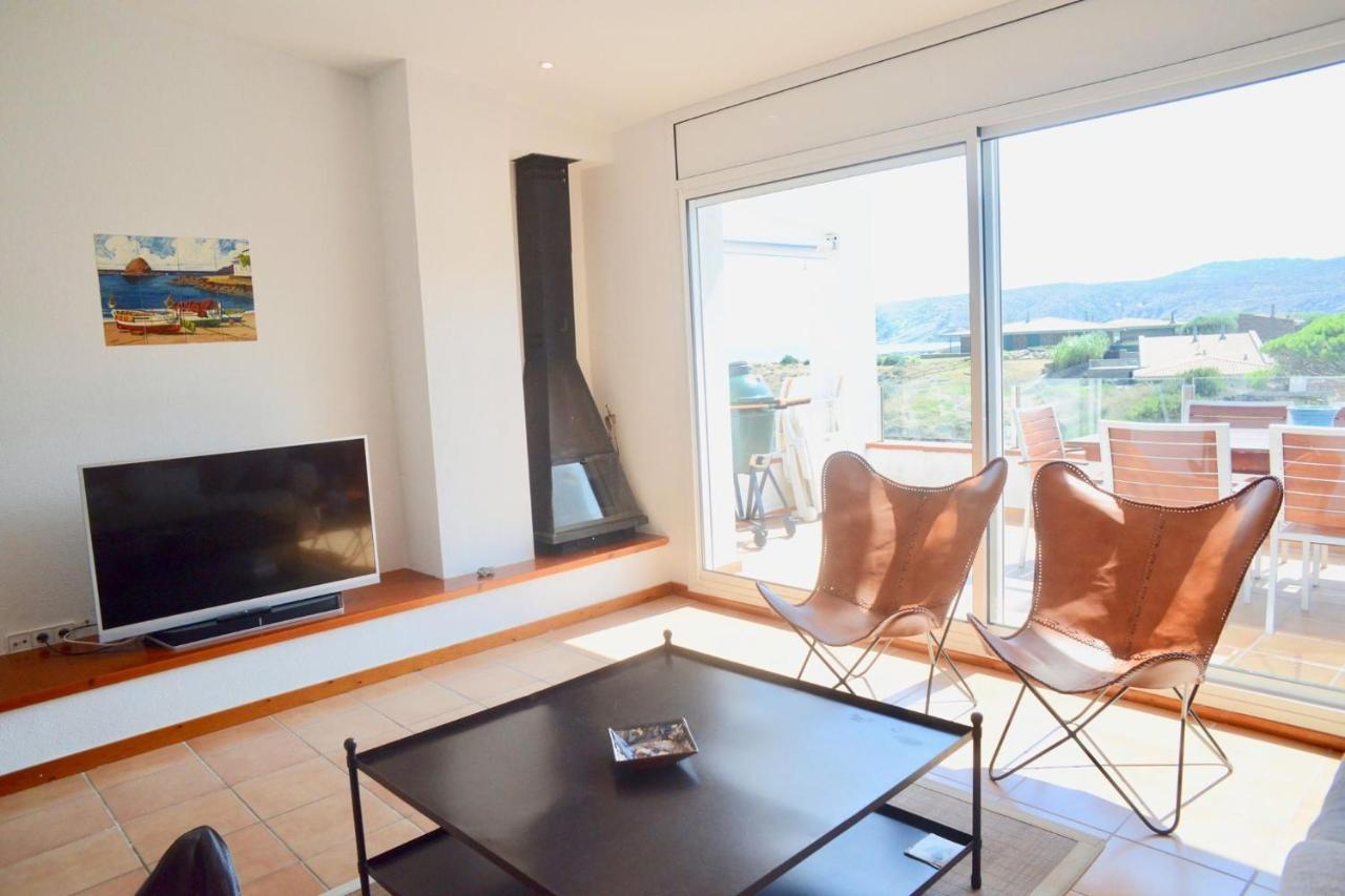 Beachfront Duplex With Terrace And Sea Views - Cadaques Bagian luar foto