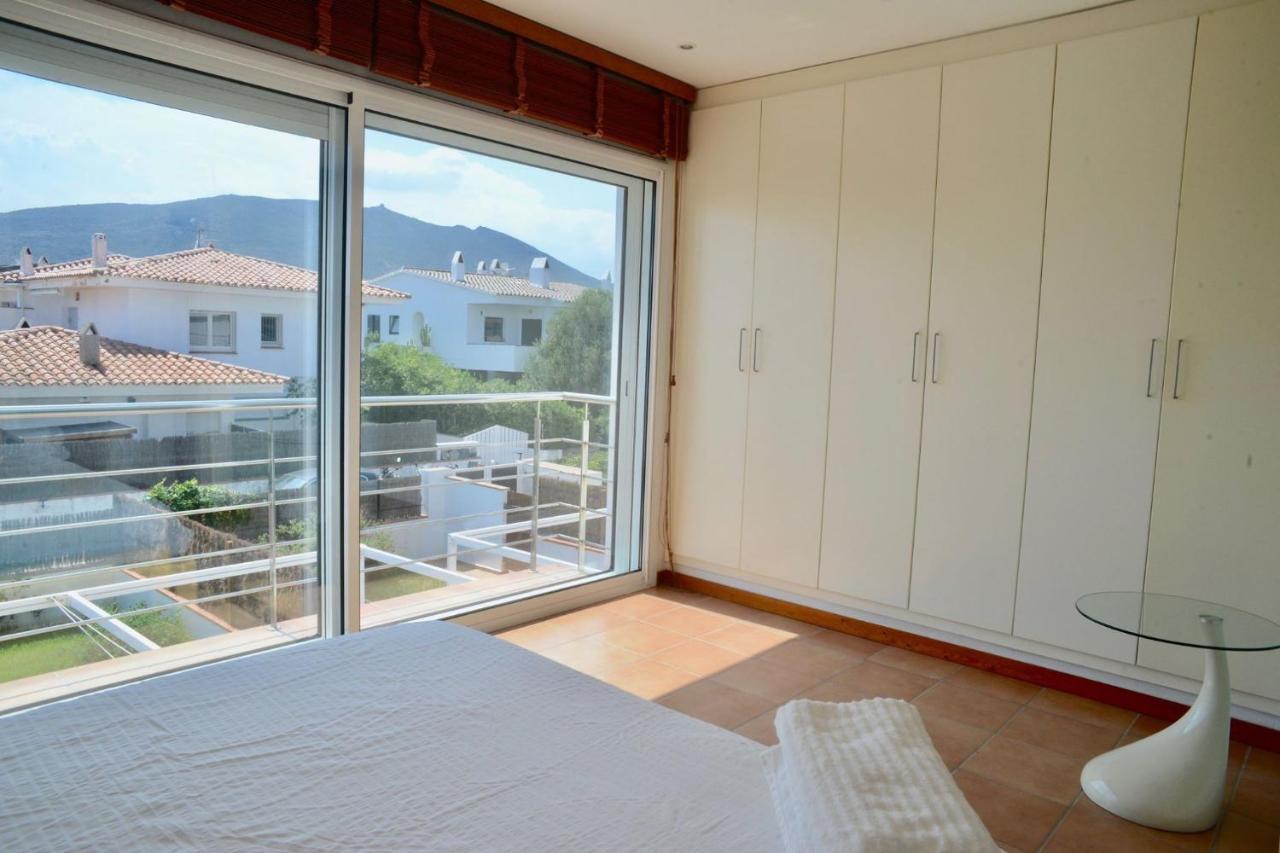 Beachfront Duplex With Terrace And Sea Views - Cadaques Bagian luar foto