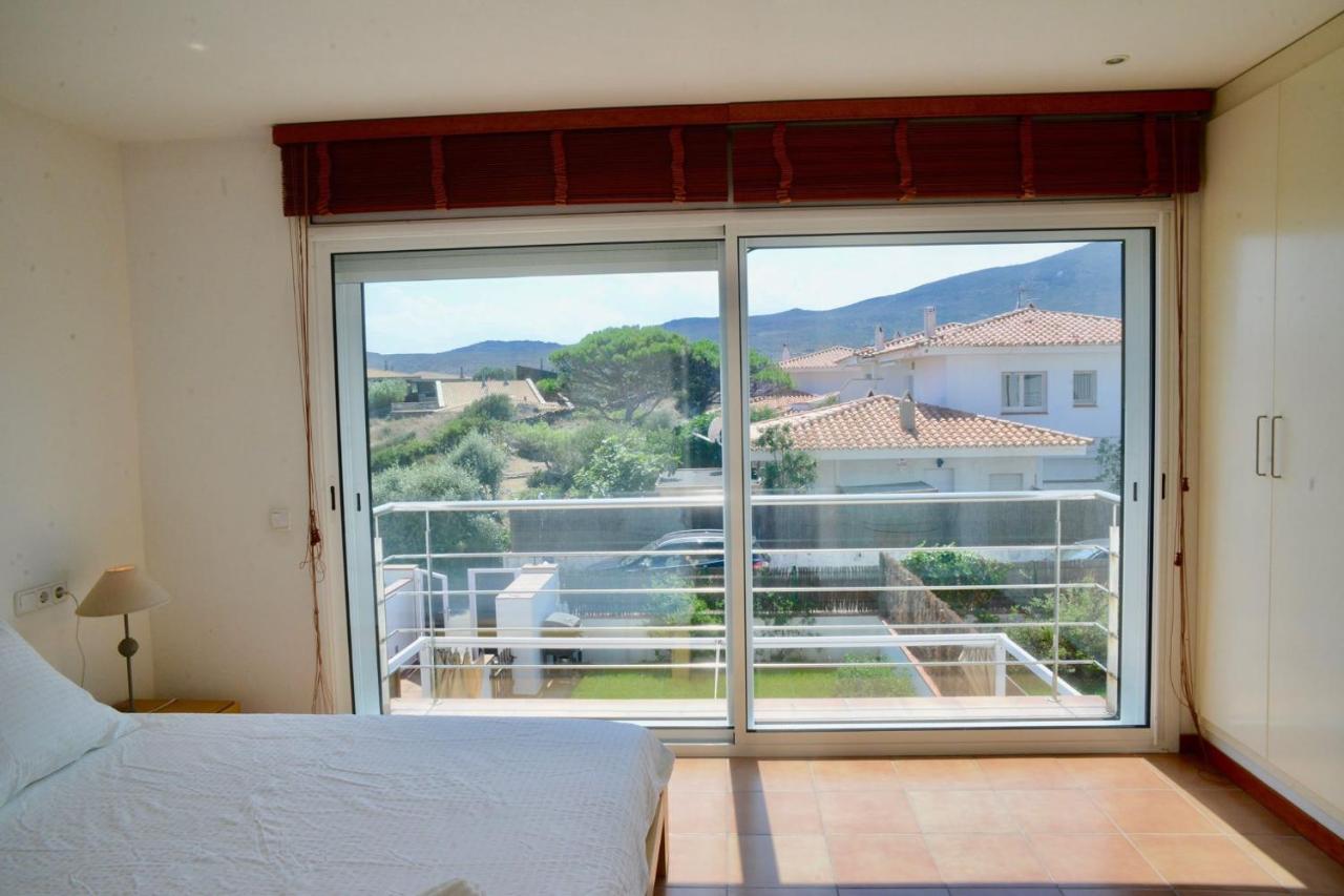 Beachfront Duplex With Terrace And Sea Views - Cadaques Bagian luar foto