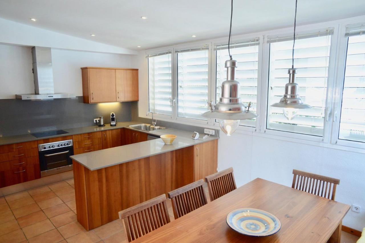 Beachfront Duplex With Terrace And Sea Views - Cadaques Bagian luar foto