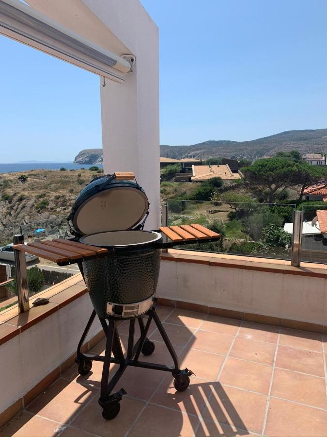 Beachfront Duplex With Terrace And Sea Views - Cadaques Bagian luar foto